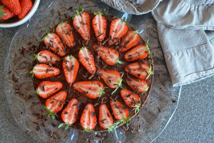 Raw chocolate cream pie